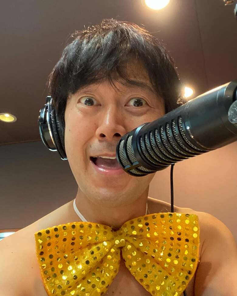 ラジオDJなのに裸!?（Instagramより）