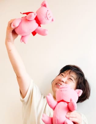 「POOマスター」オフィシャルぬいぐるみの「そらぶら」を持つ榊原千秋さん