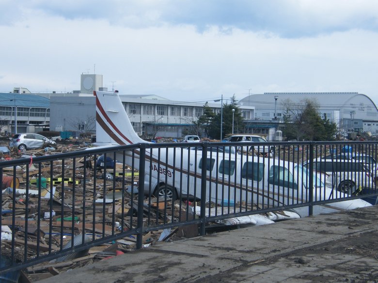 震災直後、被災した小学校の周辺