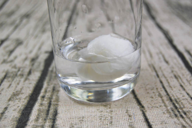 ダイソーのおすすめ商品「圧縮フェイスマスク 35枚」の使用画像