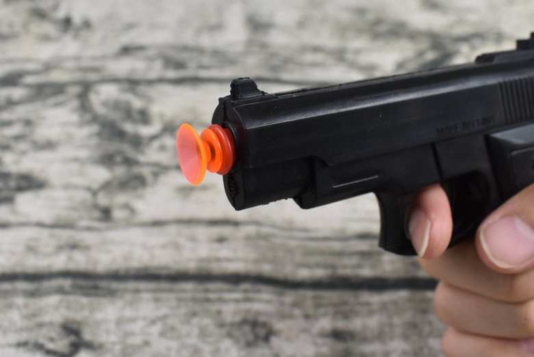 子どもに遊ばせる際は、大人が見守ってあげたほうがいいかもしれません。また、対象年齢は6歳以上なので、万が一に備えて遊ぶ時はしっかりとルールを守ってくださいね。