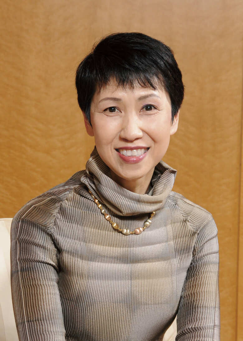 1979年北里大学医学部卒業。北里大学客員教授。富士通クリニック、東京クリニックで頭痛外来を担当。日本頭痛学会認定指導医・専門医として、頭痛に悩む患者の話を丁寧に聞き、症状にあった治療、服薬指導を行う。監修に「頭痛女子バイブル」（世界文化社刊）など。