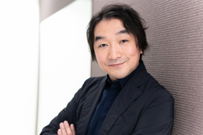 子どもが生まれてから、たばこもお酒もやめて一緒に遊べる体力をつけるため筋トレに励む日々。50代とは思えないほどツルツルなお肌は健康的な生活の賜物？