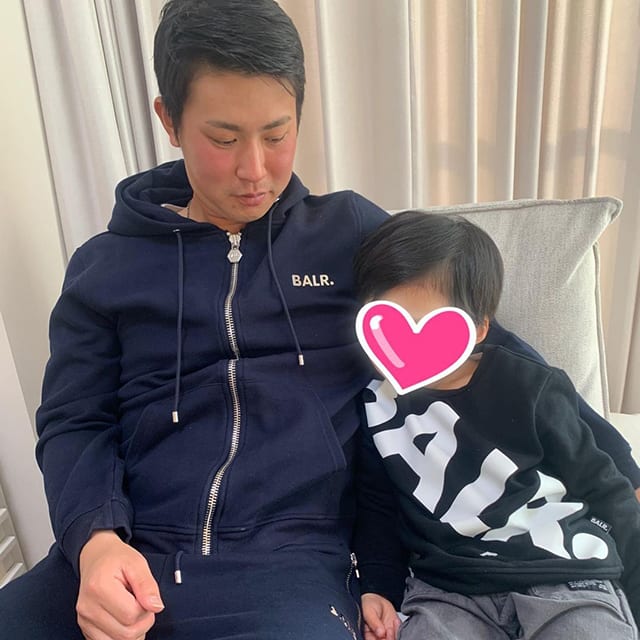 夫（広島東洋カープの堂林選手）とお子さんのツーショット