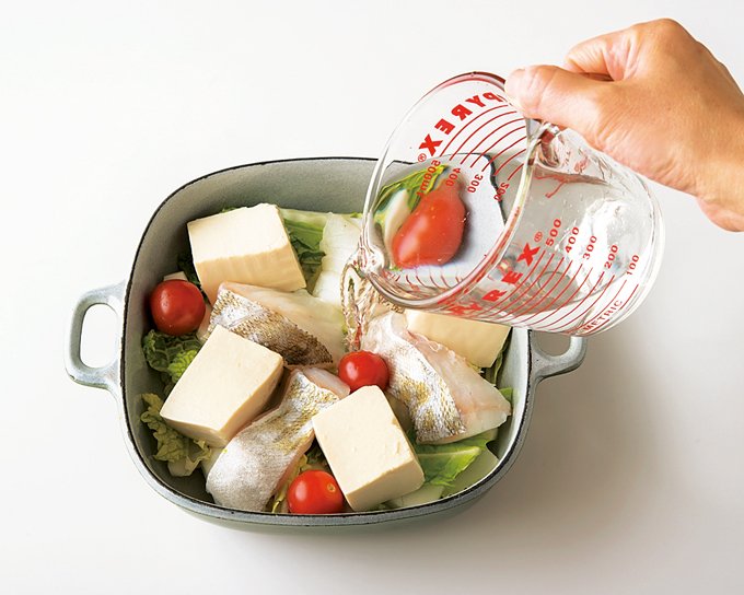 水を注いで中火にかけ、5分煮る。