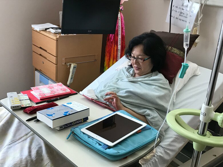 3週間後に予定されていたコンサートを控え、入院中から発声練習をしていた