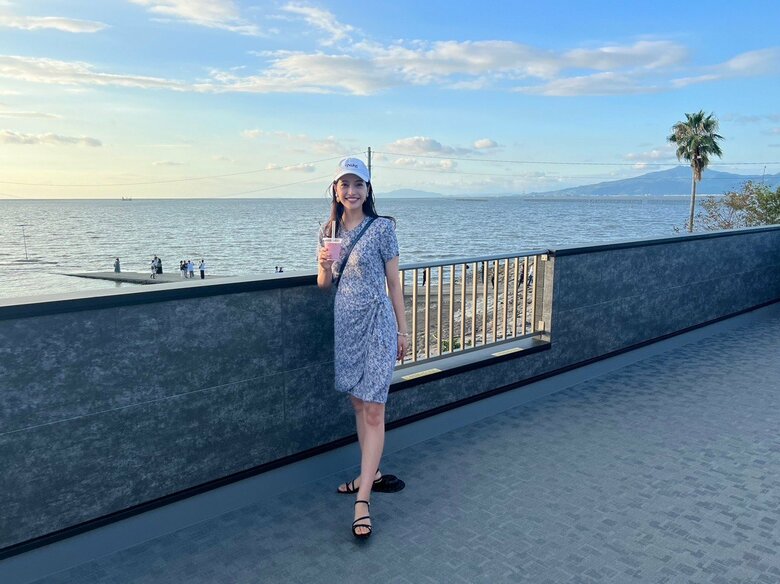 地元の海をバックにカジュアルなファッションもお似合い