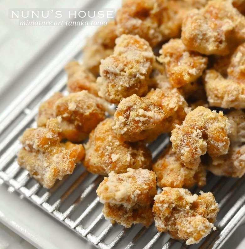 「から揚げ」のミニチュア。極小サイズなのに本当に美味しそう