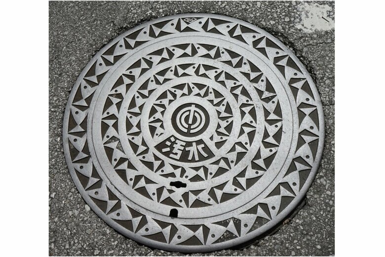 那覇市に設置された最初のデザインマンホール