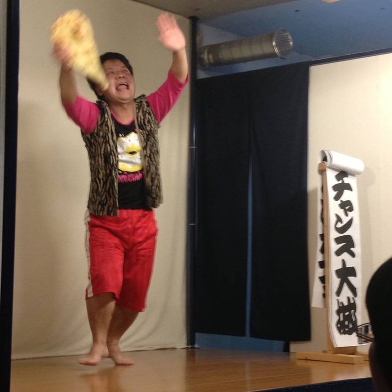 TVなどのメディアにほとんど出演していなかった地下芸人時代。酒量が多く、酒癖も悪かった