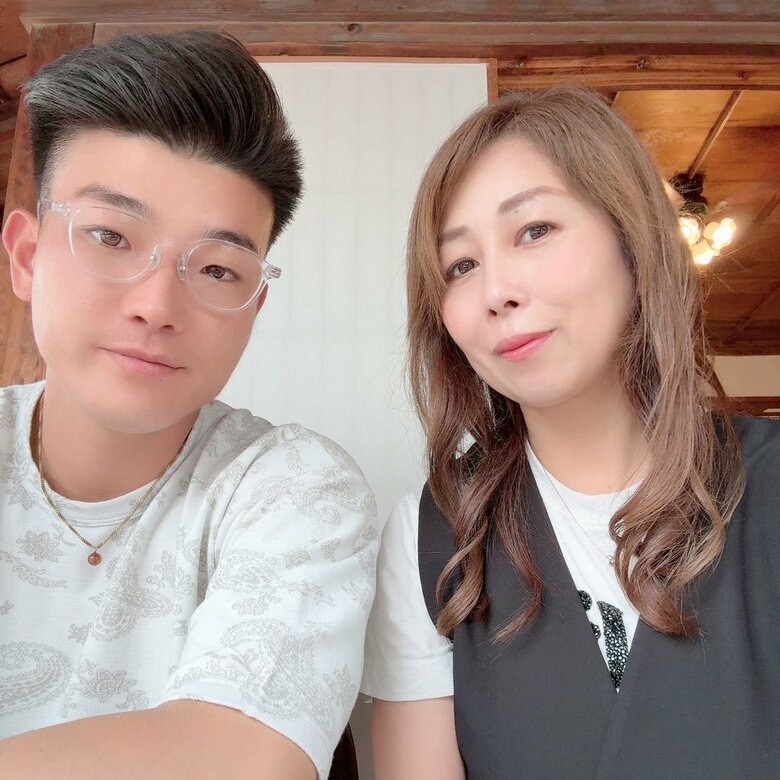 夫婦で古民家カフェにて穏やかに過ごす2人