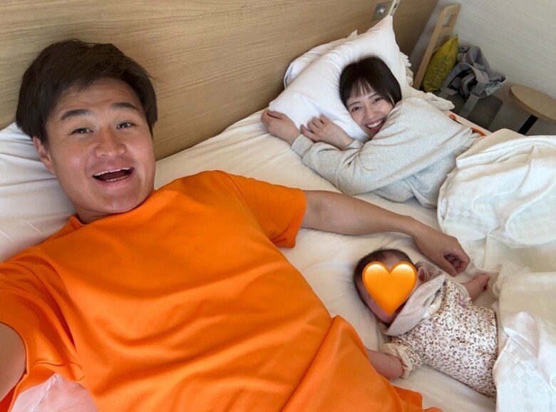 川の字になって横たわる沢井さんと高岸さん、赤ちゃん