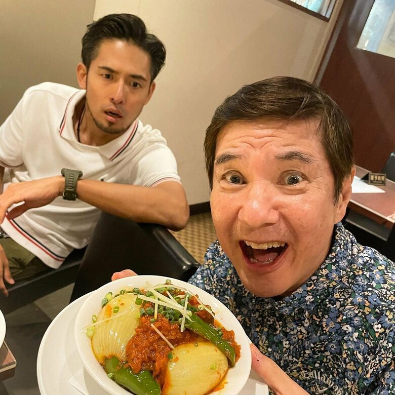 おいしそうな料理を前に表情豊かなKさんと関根勤さん