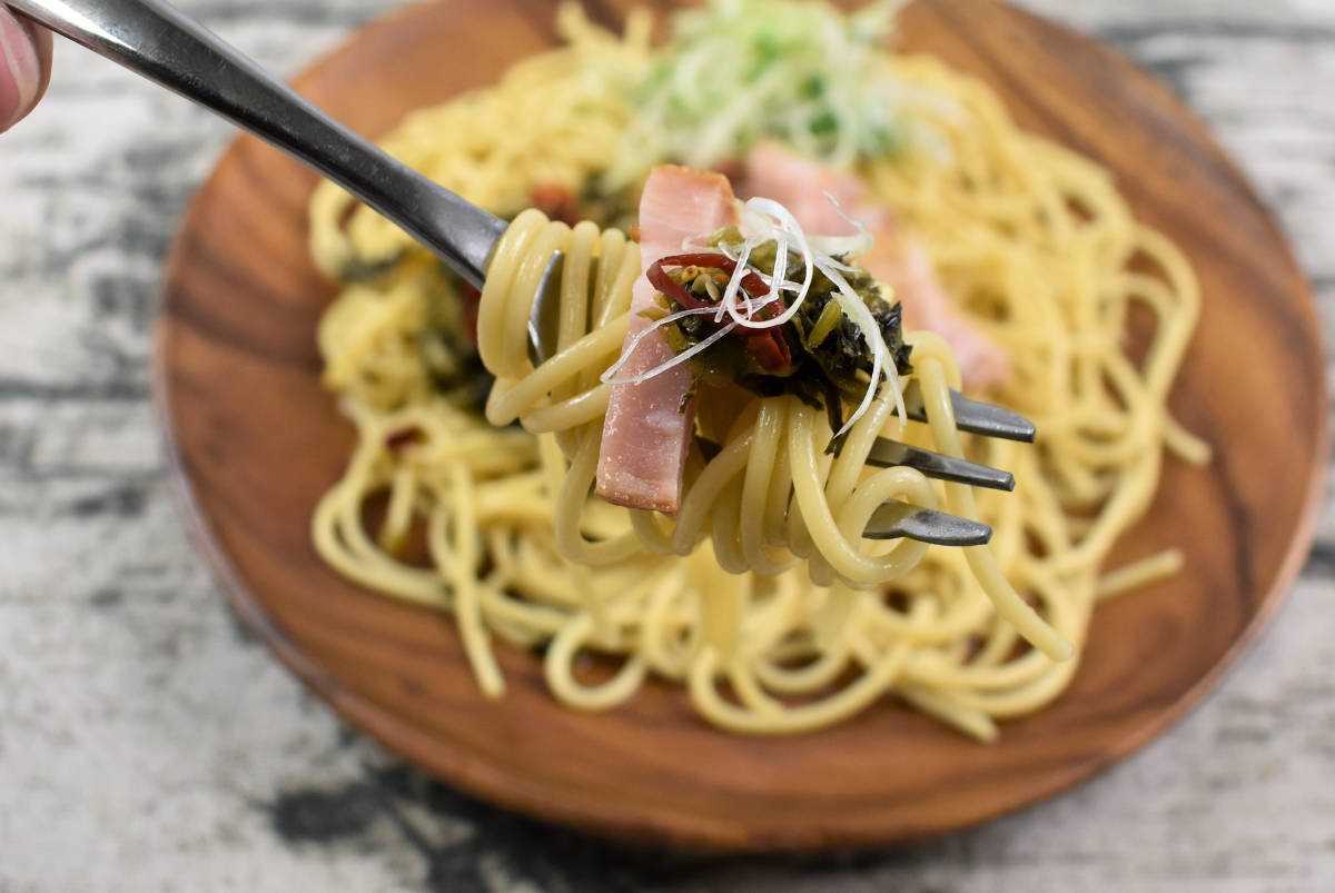 ローソンの人気パスタ「九州産高菜とベーコンのピリ辛和風パスタ」の実物画像4