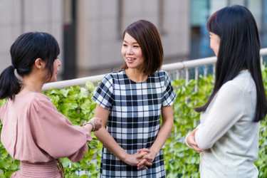 話が一気に盛り下がる…ママ友の輪で〝やってはいけない〟会話のNGお作法