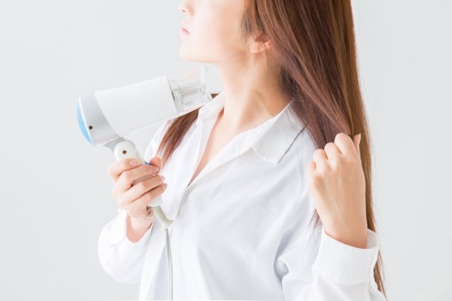 髪の毛を正しく乾かす女性の画像
