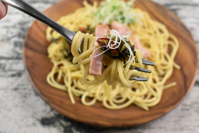 ローソンの人気パスタ「九州産高菜とベーコンのピリ辛和風パスタ」の実物画像4