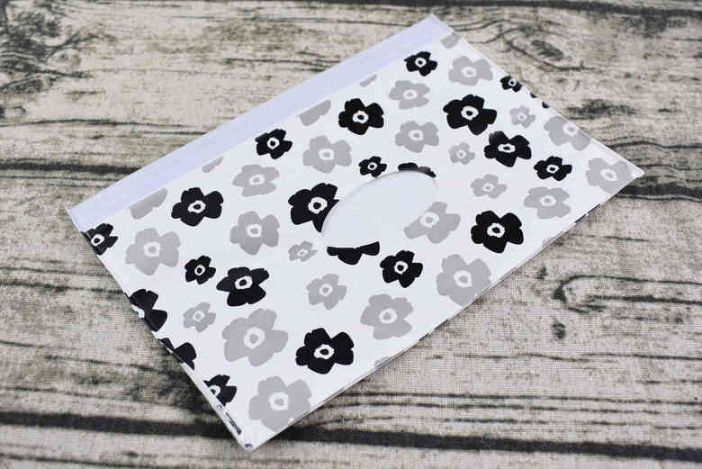セリア「ウェットシートケース（北欧花柄）」の実物画像