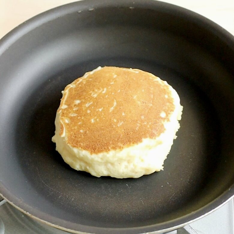 【作り方】5.油をひいていないフライパンに生地をのせ、蓋をしつつ弱火で1分半〜2分。裏返して蓋をし1分半〜2分焼く