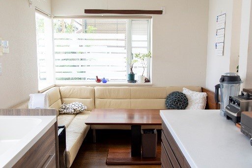 断捨離により、心が開放され明るくて心地よいソファ席が完成