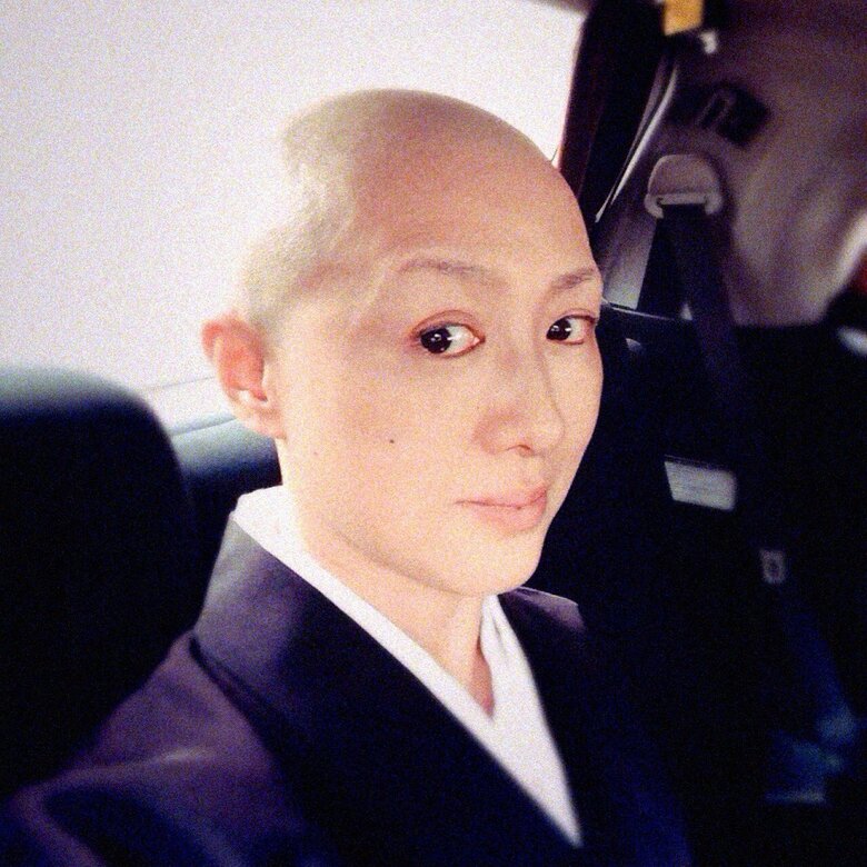2015年公開の映画『駆込み女と駆出し男』では闘病中、坊主姿で撮影に臨み、見事に尼の役を演じきった