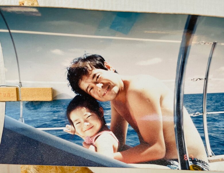 幼少期の雅美さん。大好きな父と海に行ったとき