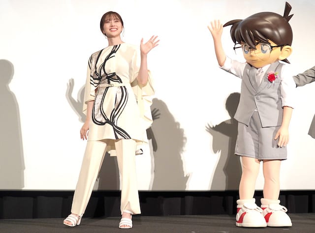 パンツコーデで颯爽と登場！