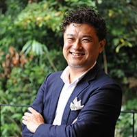 組織人事コンサルタント、アドラー派の心理カウンセラー。株式会社小倉広事務所代表取締役。一般社団法人日本コンセンサスビルディング協会代表理事。一般社団法人人間塾代表理事。日経ビジネスセミナー講師、SMBCコンサルティング講師。大学卒業後、リクルート入社。事業企画室、編集部、組織人事コンサルティング室など企画畑を中心に11年半過ごす。その後、ソースネクスト（現東証一部上場）常務取締役、コンサルティング会社代表取締役などを経て現職。