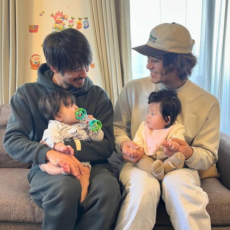 「優しいパパの顔！」同い年の娘を抱っこする斉藤祥太さんと慶太さん