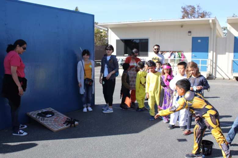 小学校で行われたハロウィンのイベントの様子。柴田さんはゲームコーナーのボランティアとして参加。