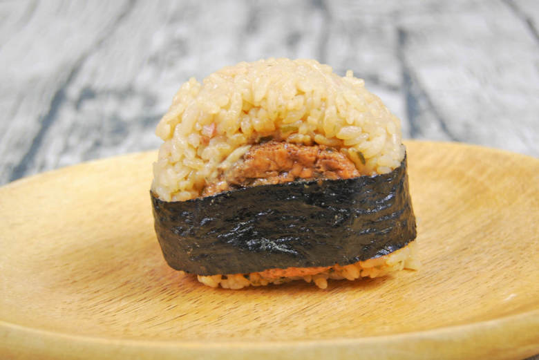 中でも一際話題となっているのが、大阪名物とおにぎりのコラボレーションメニュー「たこ焼きおにぎり」148円（税込）。ありそうでなかったコラボの変わり種おにぎりを、さっそくいただきます！