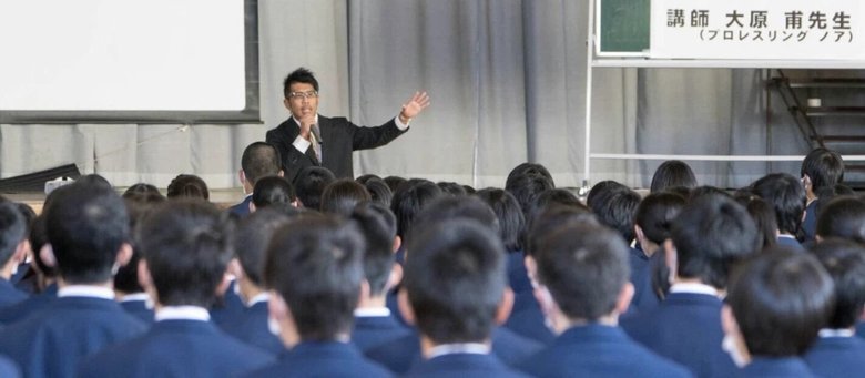 特別授業で、子どもたちにメッセージを伝える大原さん（中央）