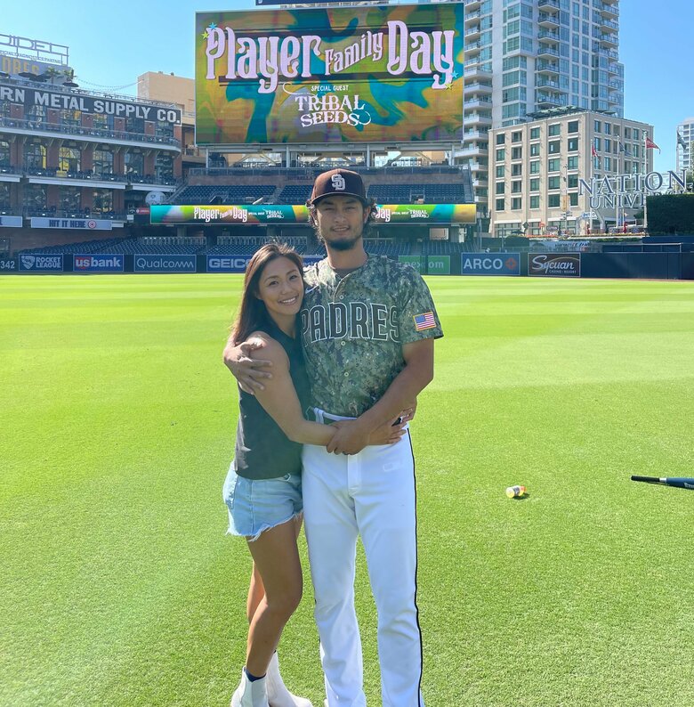 ユニフォームに身を包んだ夫のダルビッシュ有選手とダルビッシュ聖子さんが肩を寄せ合う爽やかカップルショット