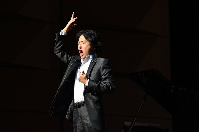 テノール歌手として美しい歌声を届ける秋川さん