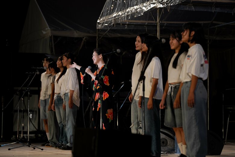 地元のコンサートで読谷高校のダンス部の生徒と一緒に『未来へ』を歌った時の玉城千春さん