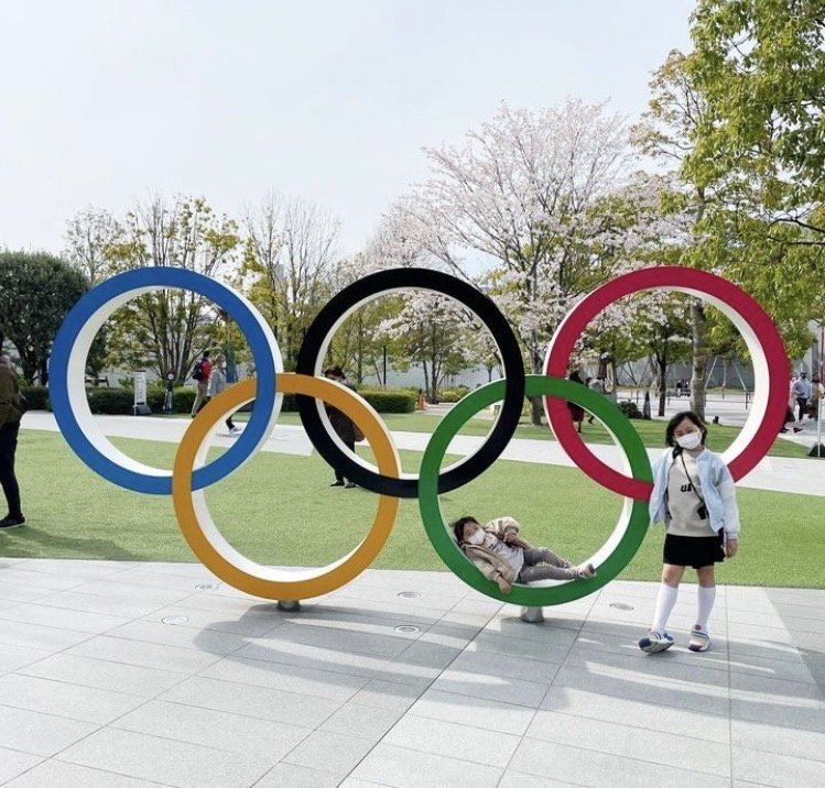 東京五輪メインスタジアム・国立競技場でポーズを決める長女と次女
