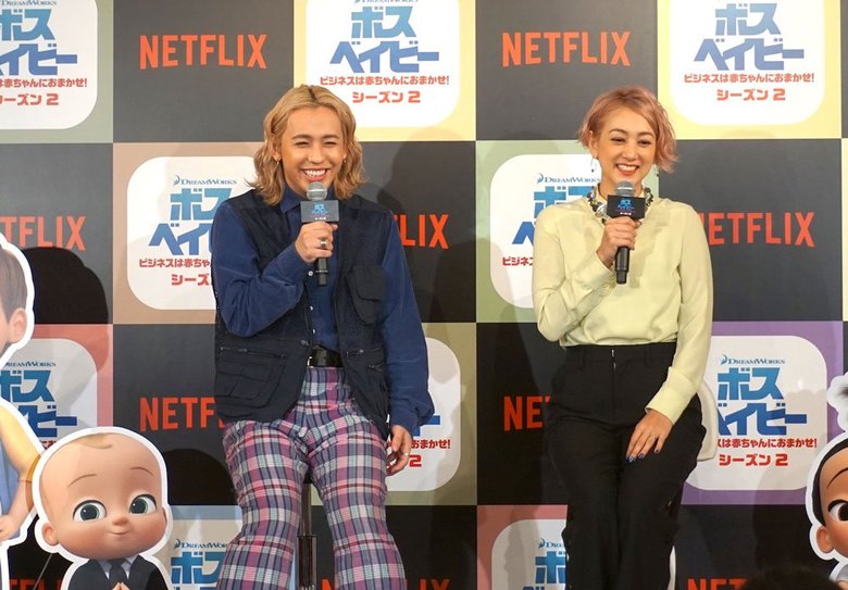 子育てあるあるを披露するSHELLYさんとりゅうちぇるさん