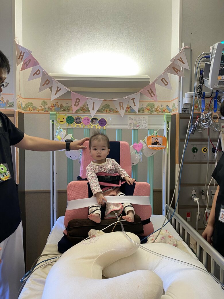 1歳の誕生日を病院で迎えたあおちゃんの愛らしい表情