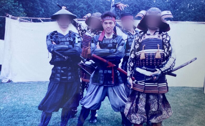 時代劇で甲冑に身を包む清水さん