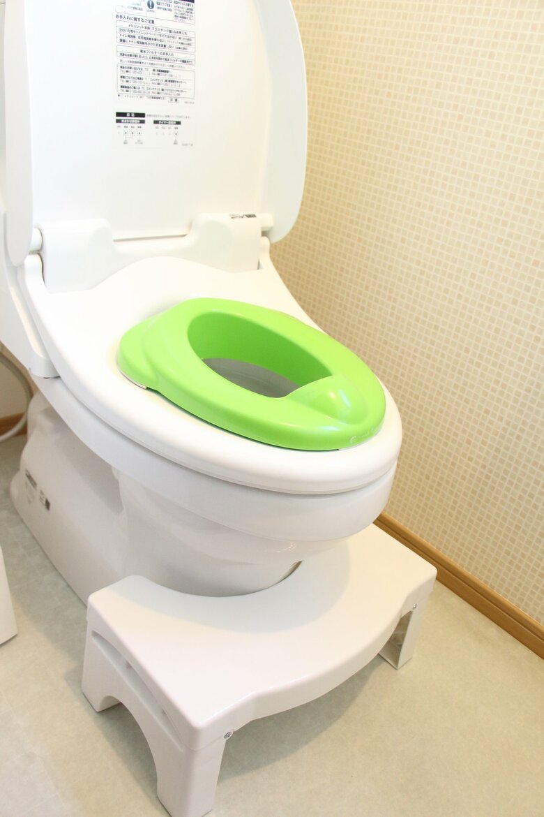 トイトレで使う補助便座や踏み台のイメージ