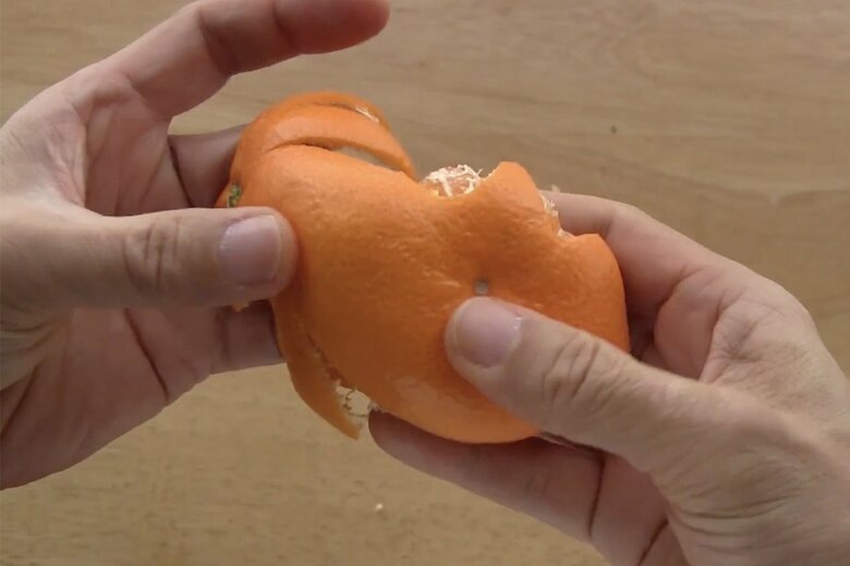 みかんの皮をていねいに広げていく（2/4）
