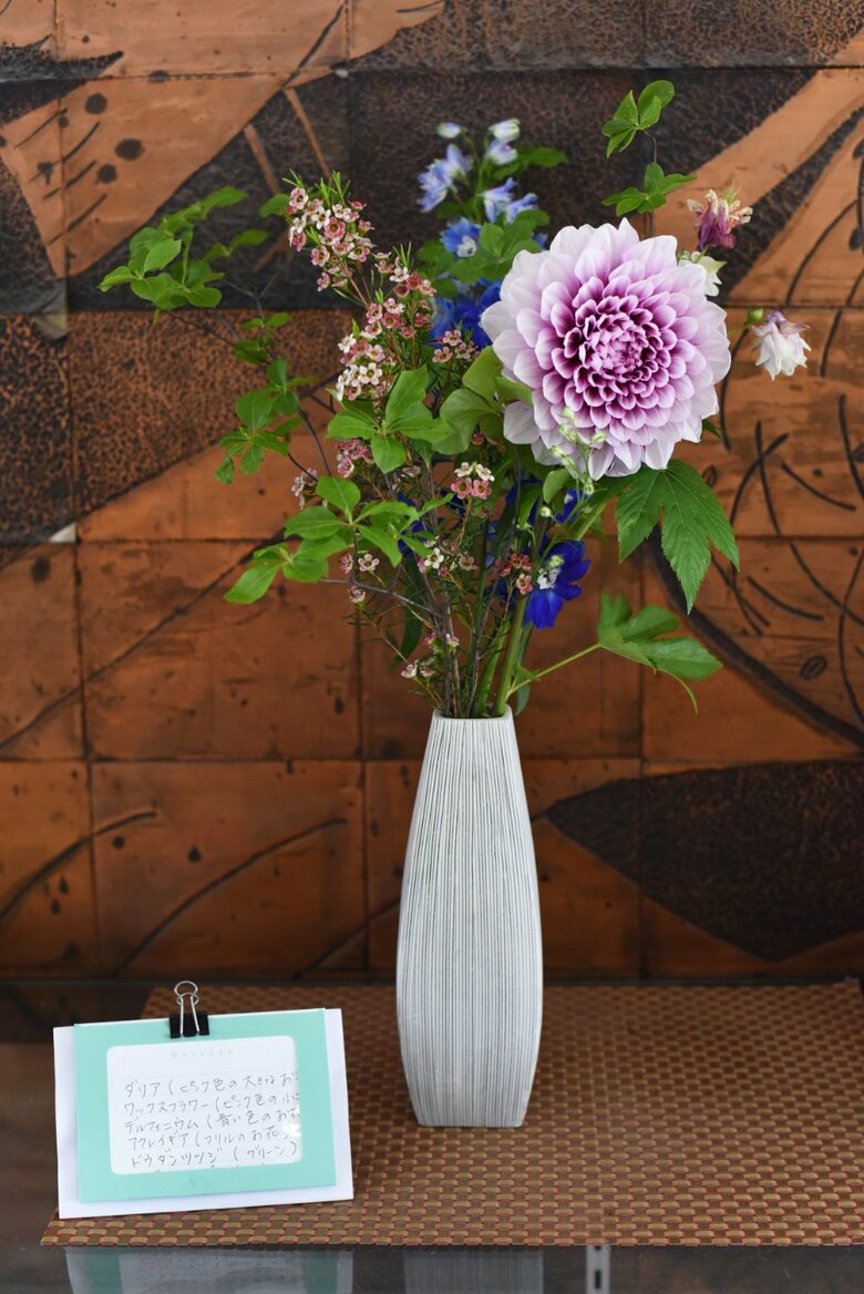 小学校入口に飾られている花は週替わりで子どもたちの鑑賞の楽しみに