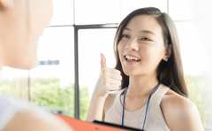 “褒めないコミュニケーション”が同僚との距離を最適化する？