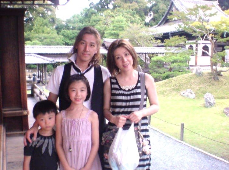 家族4人での羽野晶紀さん(2011年)