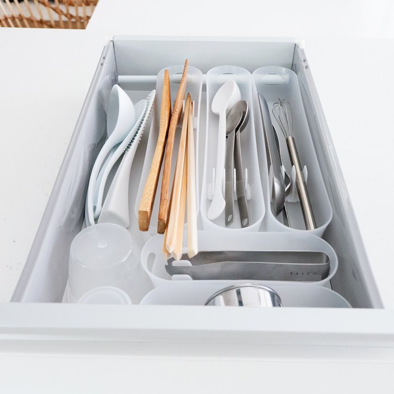 引き出し内部の突っ張り棒の活用例