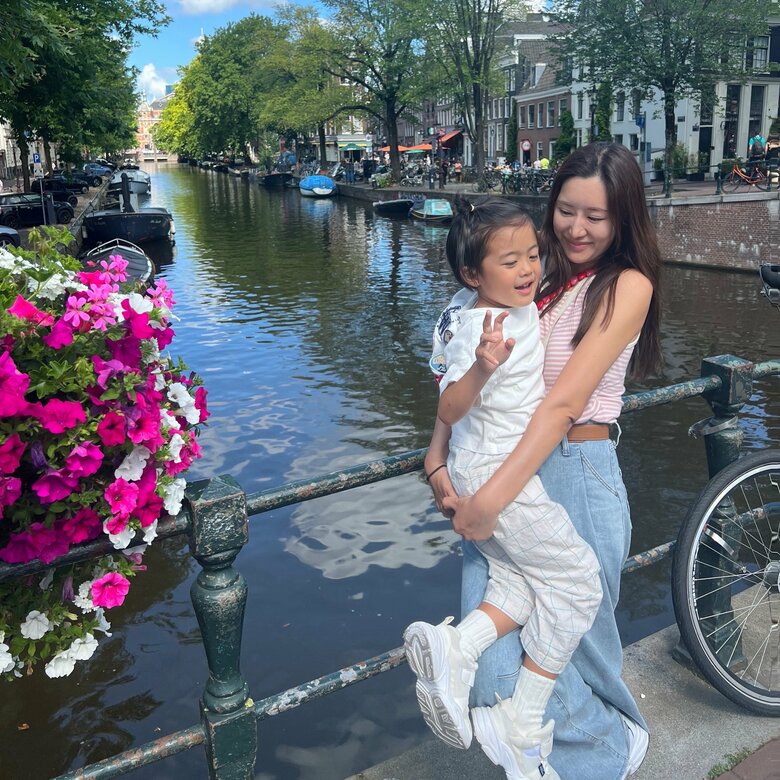 「運河をバックに」幼少期に住んでいたオランダを訪れたkieさんと息子さん