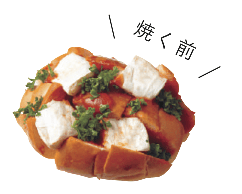 バターロールの切りこみにピザソースを塗り、カマンベールチーズをちぎりながら切りこみに詰めこむ。