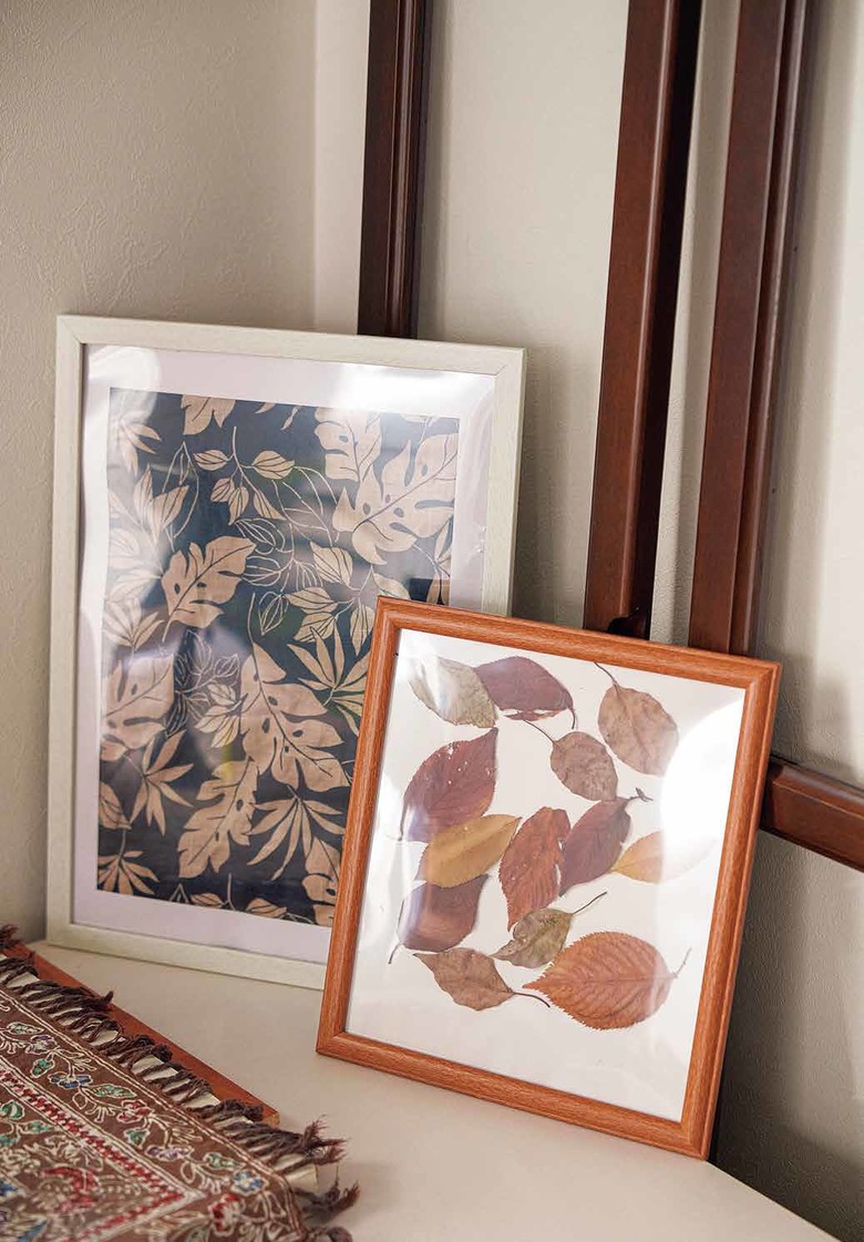 公園で拾い集めた落ち葉を、100均で買ったフレームに額装したオリジナルアート。隣に並べた草木プリントとのコントラストも素敵。身近なものも視点を変えれば立派なインテリアに