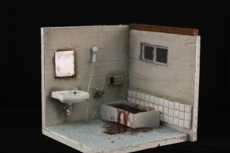 お風呂でのヒートショックによる孤独死の現場を表現したミニチュア