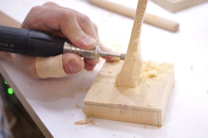 「注がれたコーヒー」の制作風景（2/6）彫刻刀や電動のルーターで彫刻する